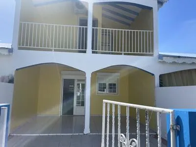 À louer à Sainte-Anne : maison mitoyenne avec 3 chambres