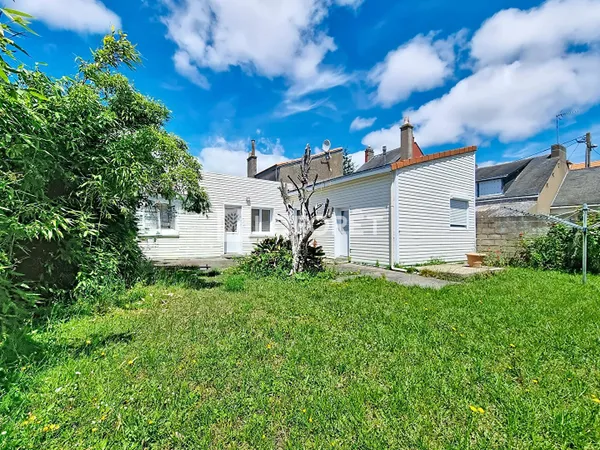 Ensemble immobilier à Méan-Penhoët (maison plain-pied et local commercial)