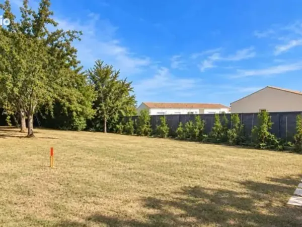 Terrain à bâtir de 600 m² à SAINT-SULPICE-DE-ROYAN (17)