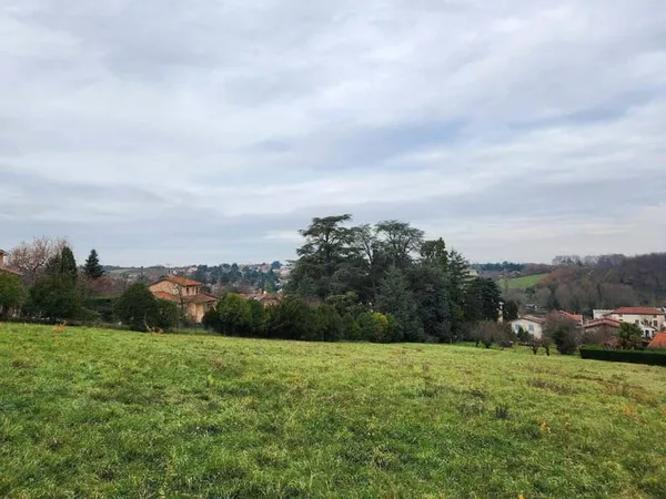 Terrain 900 m²
