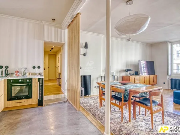 Versailles, Notre-Dame, appartement 5 pièces 105 m² carrez situé au premier étage d'un immeuble anci