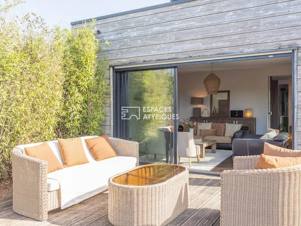 Belle maison en bois contemporaine et son jardin paysagé