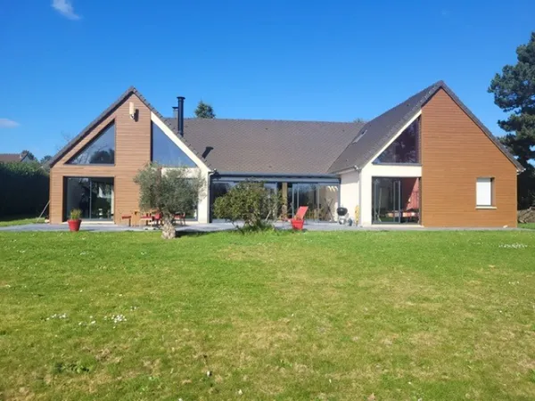 Maison d'architecte baigné de lumière calme pas vis-à-vis
