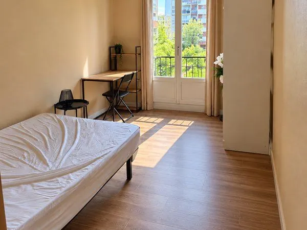 Chambre meublée à louer en colocation