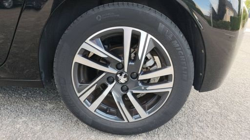 Peugeot 208 1.2 PureTech 100 - Allure – 2022 – 47629 km – Essence – Boîte Manuelle — photo 9