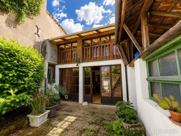 PLACE CARRÉE - MAISON DE CARACTÈRE 120 m² HABITABLES - 160 m² UTILES - COUR INTÉRIEURE