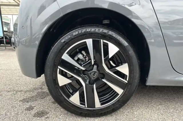 Peugeot 208 hybrid 100 e-dcs6 — photo 31