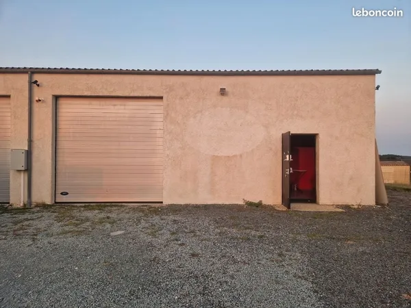 Bureau et espace de travail Location Saint-Savinien  140m² 640€