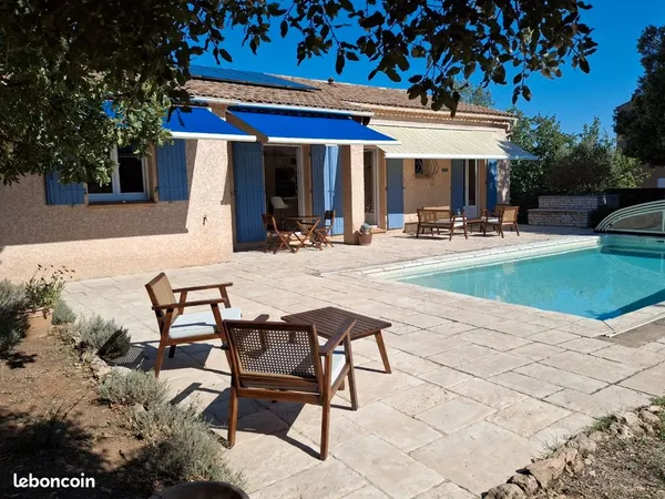 Charmante villa de plain-pied avec piscine au coeur d'un jardin clos et arboré