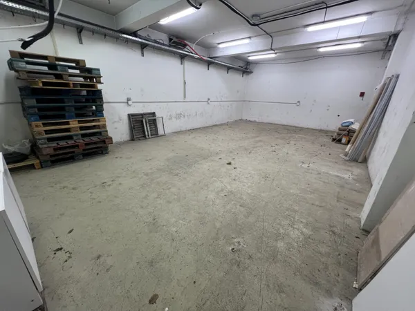 Local commercial 2 pièces 114 m²