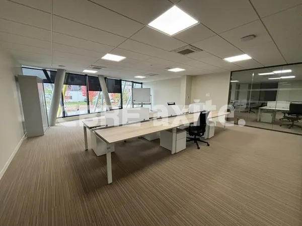 Local professionnel 1512 m²