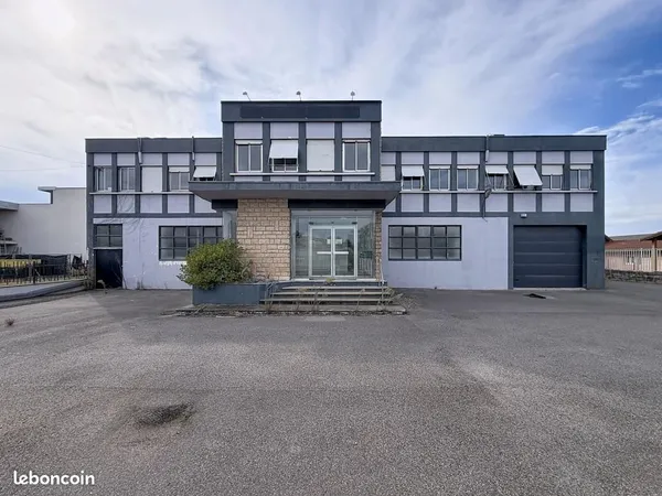 Local industriel 2 275 m²