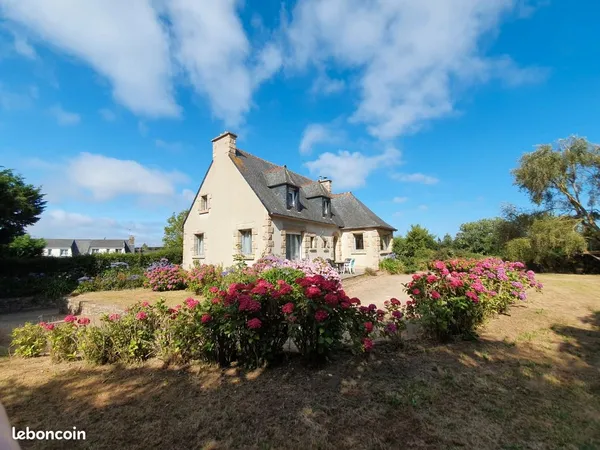 Charmante maison néo-bretonne de 116m2 , lumineuse avec jardin , sous-sol total, hangar sur terrain 