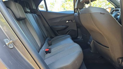 Peugeot 2008 1.2 PureTech 130 EAT8 - Allure Pack – 2022 – 79016 km – Essence – Boîte Automatique — photo 14