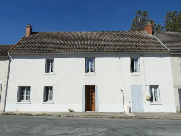 Une grande maison de bourg avec un grand jardin et plusieurs dépendances