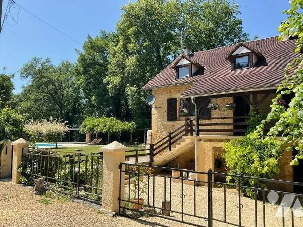 Maison en bon état sur beau terrain d'environ 9.000m²,