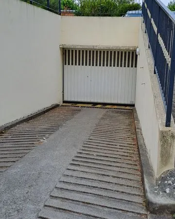 Parking à proximité de la gare de Montreuil (ligne L) et des commerces de la rue de Montreuil