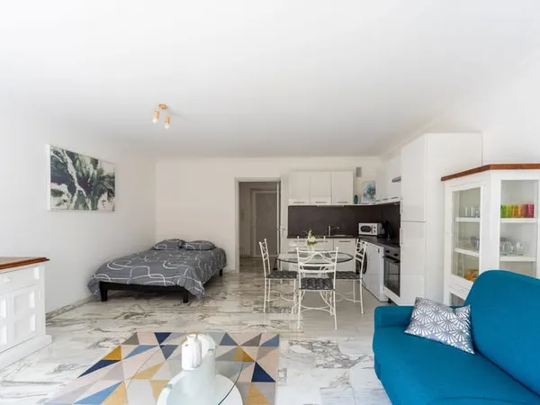 Location Annuelle meublée Spacieux Studio avec Terrasse à