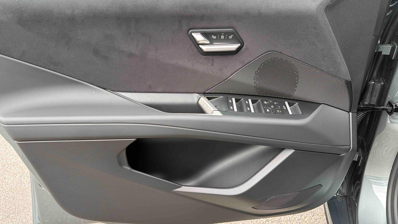 BMW iX3 50 xDrive — photo 32