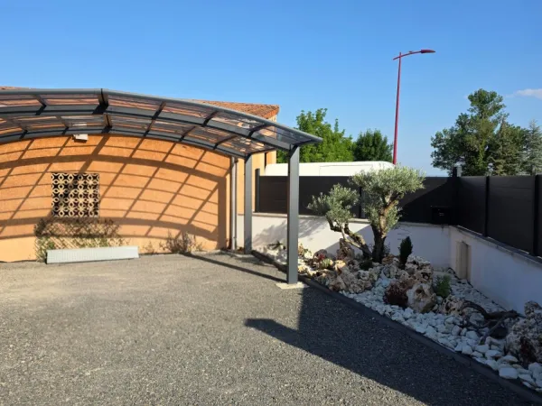 Coup de coeur ! Magnifique villa contemporaine de 136 m² et garage/dépendance de 125 m² - Chambaron-