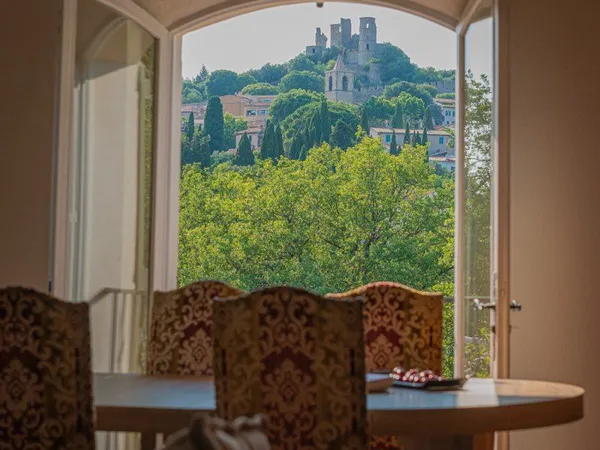 Grimaud - villa de charme avec vue sur le château | location à l'année