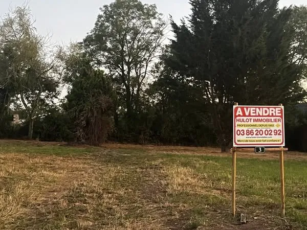 TERRAIN CONSTRUCTIBLE DE 1305 m2 PROCHE DE L'ETANG DU MERLE
