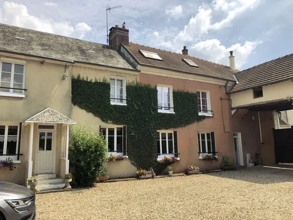 Ensemble immobilier de 247 m2 avec dépendances de + de 200 m