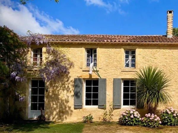 Charmante maison mitoyenne en pierre meublée