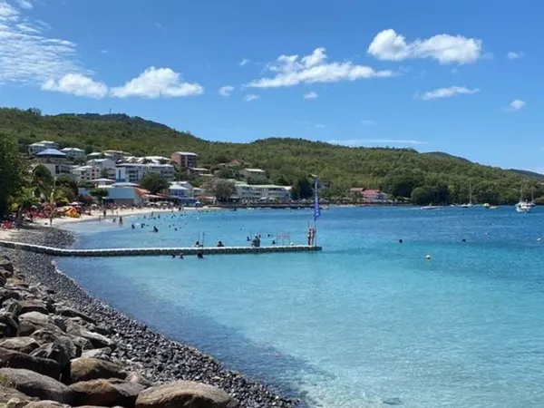 joli T2 avec terrasse sur la plage de l'anse Mitan