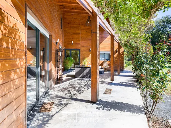 Villa contemporaine et son studio d'artiste au coeur de la nature boisée
