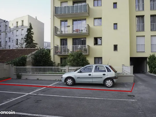 Double place de parking sécurisée - 4 min métro Mairie de Montreuil