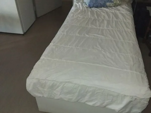 Une place d'an le salon à partager