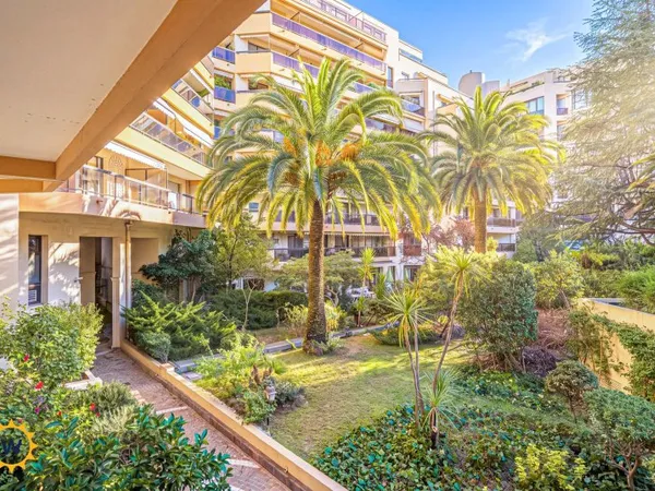 NICE CENTRE - GIOFFREDO - SUPERBE 2 PIÈCES DE 50 M² SUR JARDIN