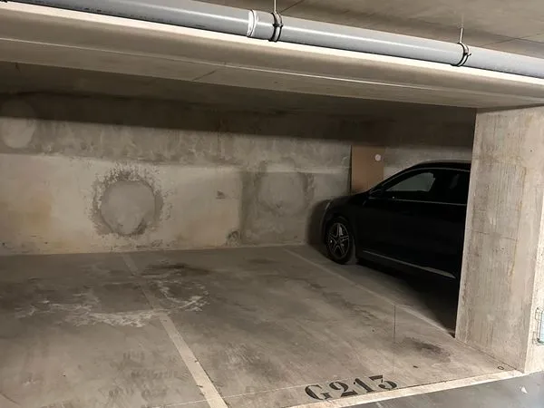 Place de parking sécurisée et couverte