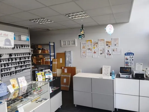 Commerce idéalement situé, bénéficiant d'un emplacement stratégique et d'une forte visibilité