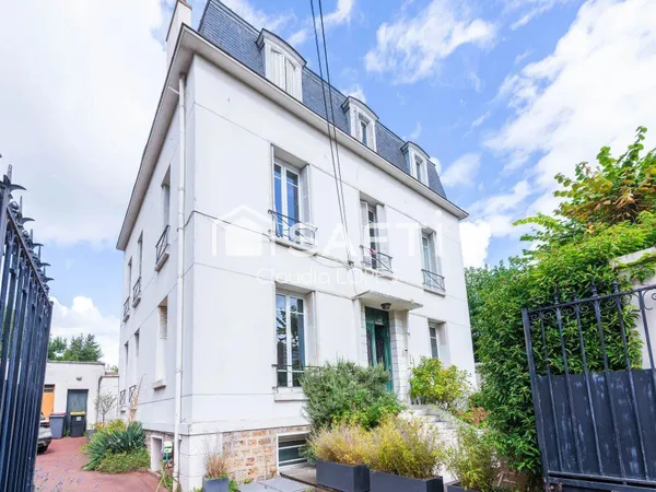 BEL APPARTEMENT DUPLEX 132m2 AVEC TERRASSE GRAND GARAGE ET JARDIN