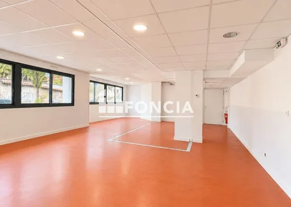 Lyon 3e - Local professionnel/commercial d'environ 200 m² avec forte visibilité