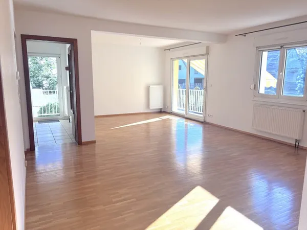 ESCHAU : Lumineux et spacieux F3/4 avec balcon. Garage. Park