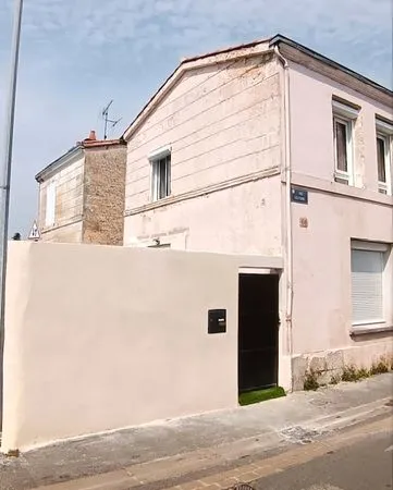 🏡 NIORT CENTRE - SUPERBE STUDIO MEUBLÉ 30 m² - CLIMATISATION - DPE A - COUR PRIVATIVE
