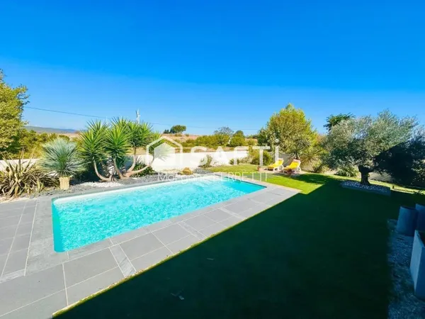 Villa T4 de 90m2 sur un terrain de 676m2 paysagé, avec piscine et garage
