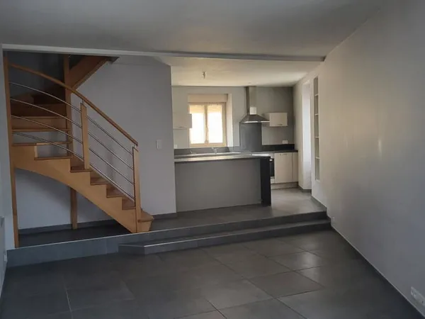 Maison rénovée sur étage avec garage et cour centre ville