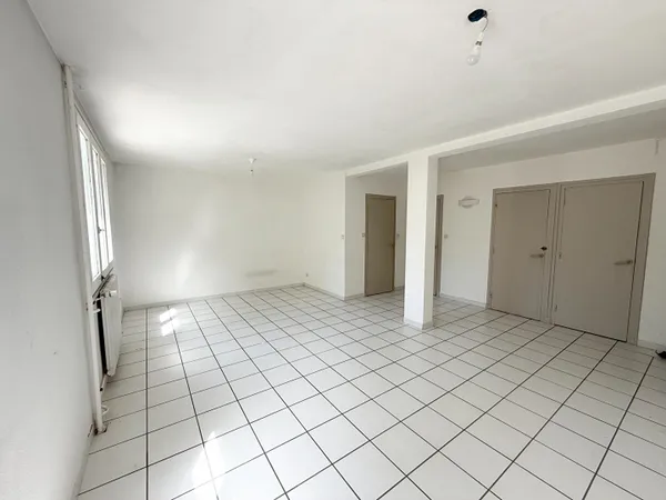 T3 à vendre avec parking coll Saint-Étienne Vivaraize