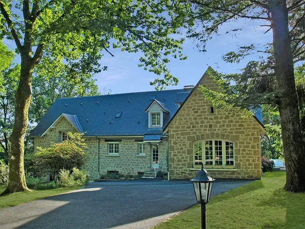 CORRÈZE. Sarran. Superbe maison en pierre avec piscine chauffée. Jardins paysagers de 5 600 m².