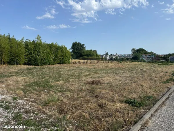 Terrain constructible d'environ 850 m² - Gond-Pontouvre - Libre de constructeur