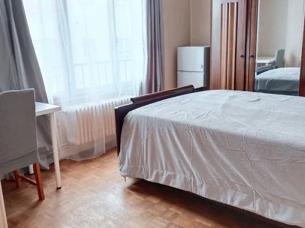 Grande chambre meublé à loué en colocation à Pontoise