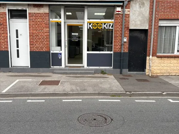 À LOUER - LOCAL COMMERCIAL D'ENVIRON 90 m²