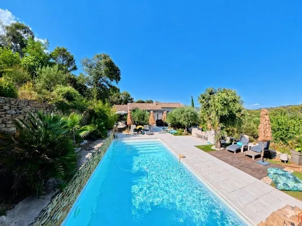 Villa plain-pied 150 m² piscine, parc 5 000 m² + 2 studios indépendants