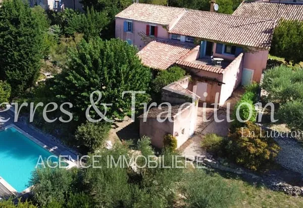 Propriété à St Saturnin les Apt avec vue et piscine