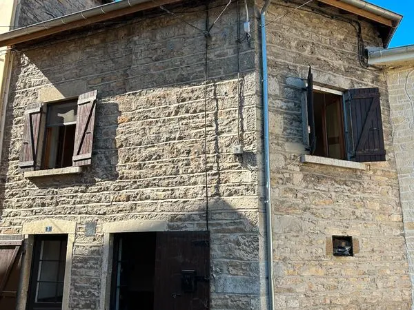 SAULT-BRENAZ maison de village avec petite cour