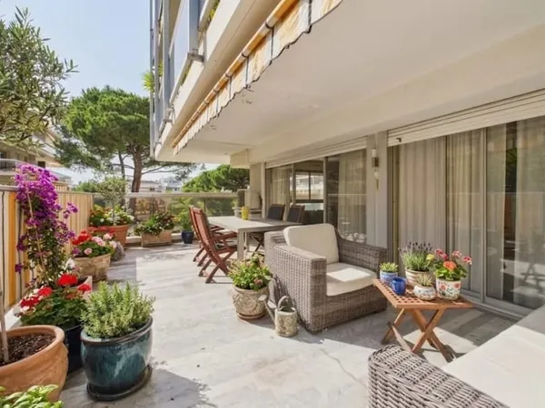 JUAN-LES-PINS - T3 avec Grande Terrasse, Garage et Piscine